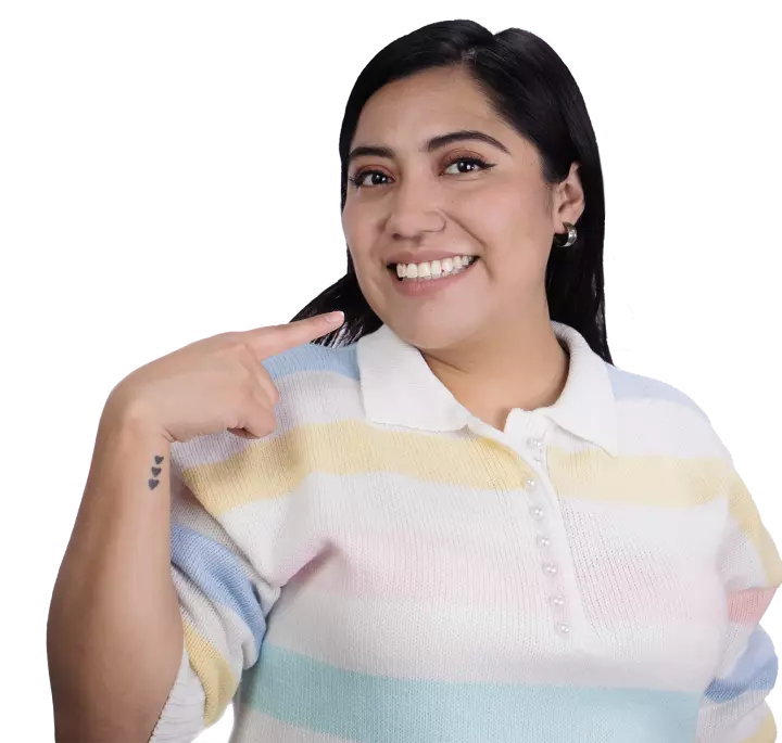 Mujer señalando la versión mobile de pre-valoración